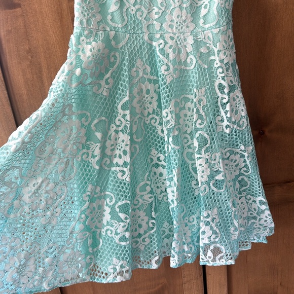 Dannyand Nicole teal blue dress with lace. Size 2P - Picture 2 of 10